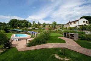 vista aerea su un cortile con piscina di Borgo 7 TigliAppartamento a Montepulciano n4 a Montepulciano