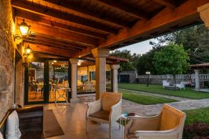 patio z drewnianą pergolą w obiekcie Casa de Lema Boutique w mieście Muxia