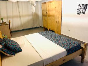 ein Schlafzimmer mit einem Bett in einem Zimmer in der Unterkunft Tea House BNB in Kigali