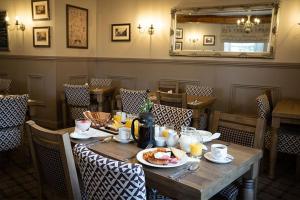 un tavolo in un ristorante con un piatto di cibo di Stanger Cottage a Keswick Altre 14 foto