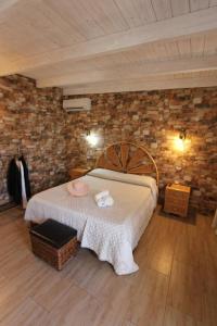 1 dormitorio con cama y pared de ladrillo en Villa Raggio di Sole parcheggio privato, en Porto Cesareo