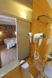1 dormitorio y baño con lavabo y espejo. en Villa Raggio di Sole parcheggio privato, en Porto Cesareo
