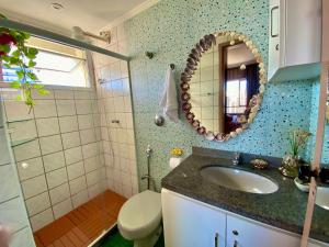A bathroom at Quartos em Homestay na Praia da Costa