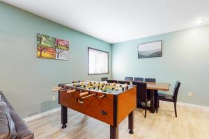 een kamer met een tafel en een schaakbord bij Smoky Mountain Castle Caretaker's Apartment in Sevierville