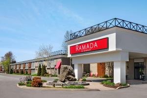 un negozio di ryanaria con un cartello rosso su un edificio di Ramada by Wyndham Cornwall a Cornwall