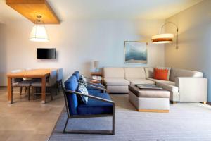 ein Wohnzimmer mit einem Sofa und einem Tisch in der Unterkunft Hyatt Place Moab in Moab