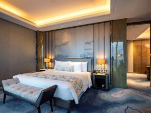 Ένα ή περισσότερα κρεβάτια σε δωμάτιο στο Pullman Yantai Center