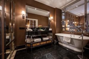 baño con bañera y espejo grande en Hotel Rector, en Salamanca 37 fotos más