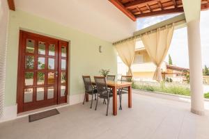 d'une terrasse avec une table et des chaises en bois. dans l'établissement Villa Kalinić, à Milna