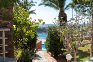 a garden with a view of the ocean at Porto Belissario in Ferma