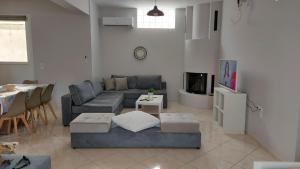 un soggiorno con divano e tavolo di Gianni & Sophia airport house a Artemida