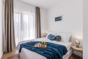 ein Schlafzimmer mit einem Bett und einem Tablett mit Essen drauf in der Unterkunft Villa Mamma Mia in Kaštela