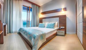 a hotel room with a bed and a window at Sivas Termal Hotel Spa & Hotel in Aşağıyıldızlı