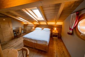 Postel nebo postele na pokoji v ubytování Alpi & Golf Hotel