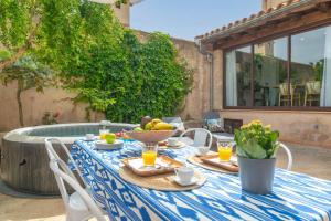a blue and white table with a bowl of fruit at Can Pontet in Vilafranca de Bonany