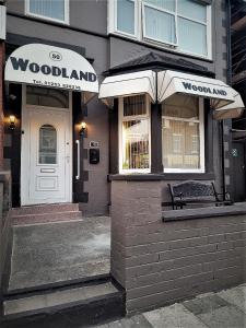 una tienda forestal con un banco delante en The Woodland Hotel en Blackpool