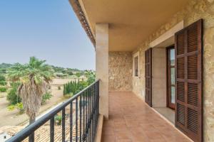 Un balcón de una casa con vistas al desierto en Can Pontet, en Vilafranca de Bonany