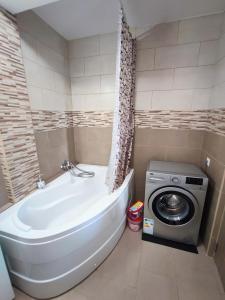 Баня в Quiet and Cozy 2 bedroom flat with free parking included