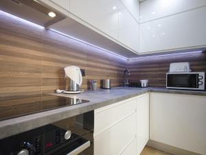Kuchyňa alebo kuchynka v ubytovaní Dom & House - Apartamenty Nadmorski Dwór