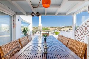 Balkón nebo terasa v ubytování WhiteBlue Spa Villa, By IdealStay Experience