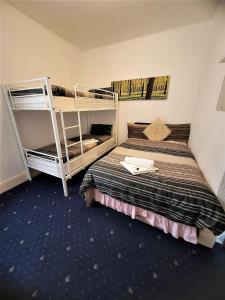 Zimmer mit 2 Etagenbetten in einem Zimmer in der Unterkunft The Woodland Hotel in Blackpool