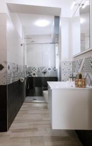 a bathroom with a tub and a toilet and a sink at Nà Nonna Affittacamere in Favignana