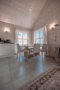 Skjolden Resort في سكوجلدن: مطبخ مع طاولة وكراسي في غرفة