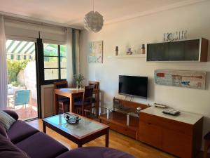 Telewizja i/lub zestaw kina domowego w obiekcie TERRAZA PLAYA BAIONA