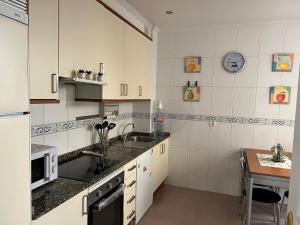 Kuchnia lub aneks kuchenny w obiekcie TERRAZA PLAYA BAIONA