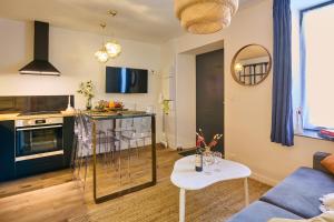 Kuchnia lub aneks kuchenny w obiekcie Duplex High Standing 7'➤Fontainebleau⎮45'➤Paris + Terrace