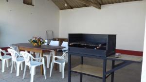 TV a/nebo společenská místnost v ubytování Casa para 8 con jardín terraza y barbacoa