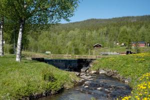 eine Brücke über einen Fluss mit in der Unterkunft Sandvik Gjestegård in Sandvik