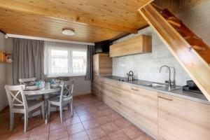 A kitchen or kitchenette at Sudeckie Chaty
