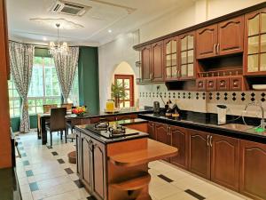 O bucătărie sau chicinetă la Yussy Homestay at Afamosa Bungalow