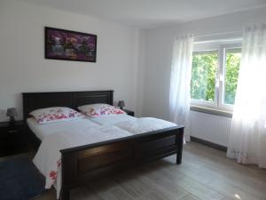 a bedroom with a bed and a window at Ferienwohnung zur Altmühl in Pappenheim