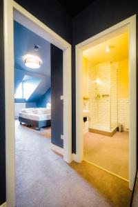 Habitación con baño con cama y ducha. en Hotel Luis, en Regensburg