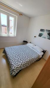Posteľ alebo postele v izbe v ubytovaní Old Market Apartment