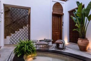 un patio con mesa y sillas en una casa en CANDIL SUITE Origen, en Granada