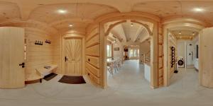 Cette grande chambre dispose d'un plafond en bois et d'un couloir. dans l'établissement Peak House, à Kościelisko