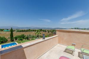 Basen w obiekcie YourHouse Can Covetes, villa with private pool and garden, perfect for families lub w pobliżu