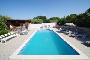 Swimmingpoolen hos eller tæt på Apartments Lavinija