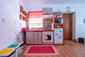 uma pequena cozinha com um fogão e um frigorífico em Casa do Chefe em Videmonte