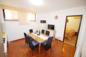 Et tv og/eller underholdning på Apartments Lavinija