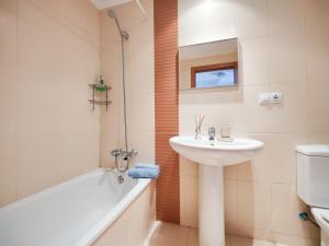 ein Badezimmer mit einem Waschbecken, einem WC und einer Badewanne in der Unterkunft ESTRELLA honey apartment in Cala de Finestrat