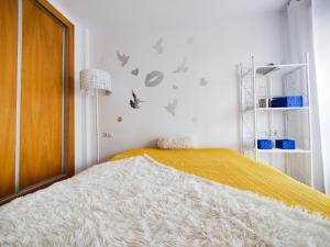 ein Schlafzimmer mit einem Bett mit einer weißen Decke in der Unterkunft ESTRELLA honey apartment in Cala de Finestrat + 14 Fotos