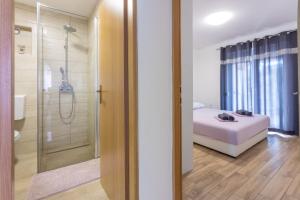 Kúpeľňa v ubytovaní Apartments Natalija + 30 fotografií