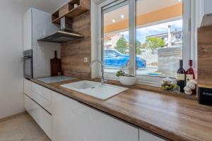Kuchyňa alebo kuchynka v ubytovaní Apartments Natalija