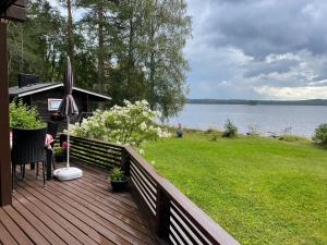 een houten terras met uitzicht op het water bij Koivuranta in Ähtäri