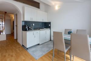 Kuchyňa alebo kuchynka v ubytovaní Apartments Natalija