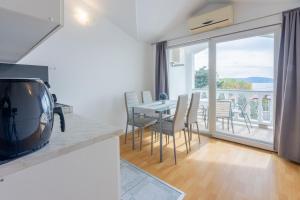 Televízia a/alebo spoločenská miestnosť v ubytovaní Apartments Natalija